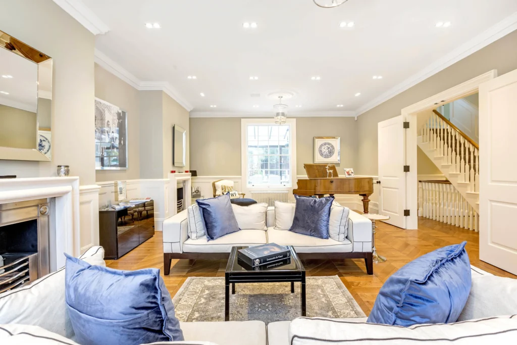 Elegant Georgian living room with bespoke joinery and restored panelling, Richmond TW9